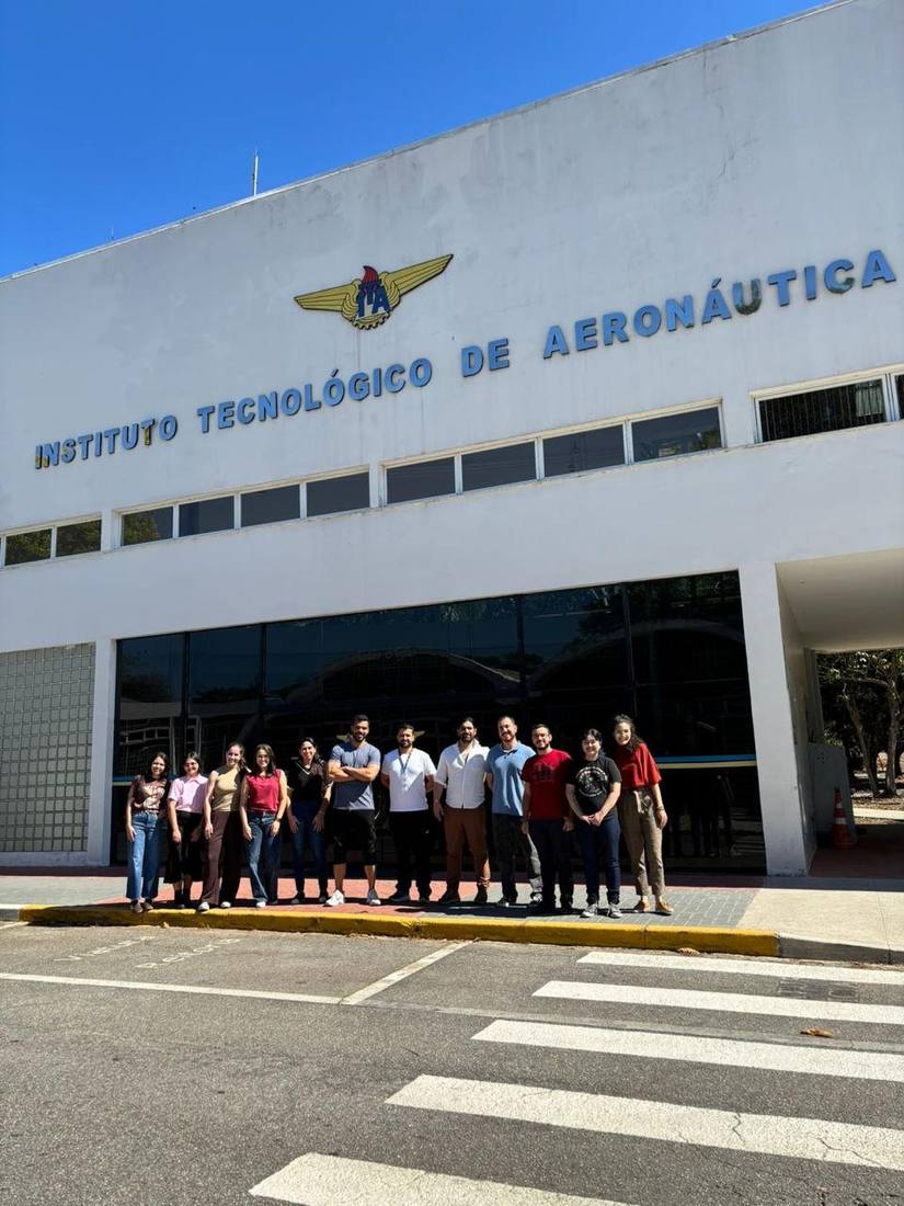 BBLab members outside the Instituto Tecnologico de Aeronautica building